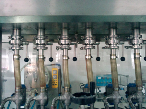 linear filling machine for cream ภาพถ่ายระยะใกล้ของเครื่องจักรบรรจุครีม