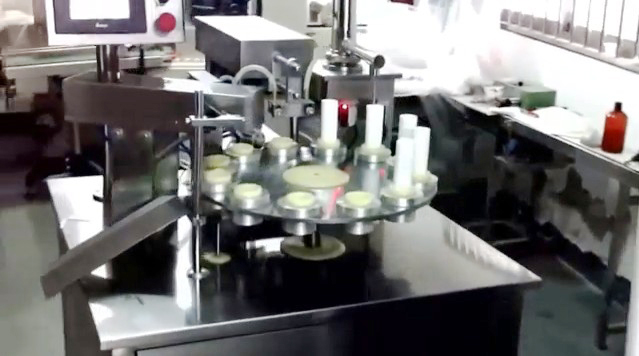 tubes filling ultrasonic sealing machine semi automatic เครื่องซีลหลอดอัลตราโซนิกบรรจุอุปกรณ์.jpg