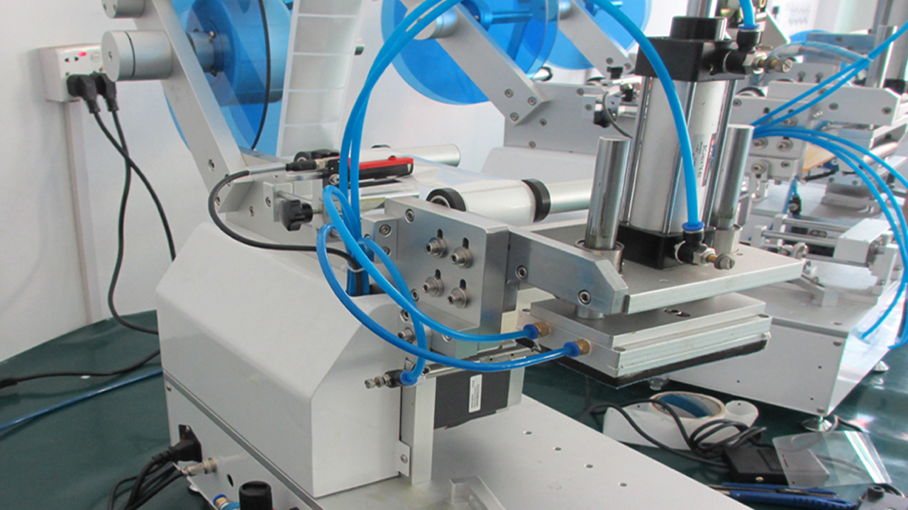 เครื่องติดฉลากถุงพลาสติกแบบกึ่งอัตโนมัติสำหรับพื้นผิวเรียบ