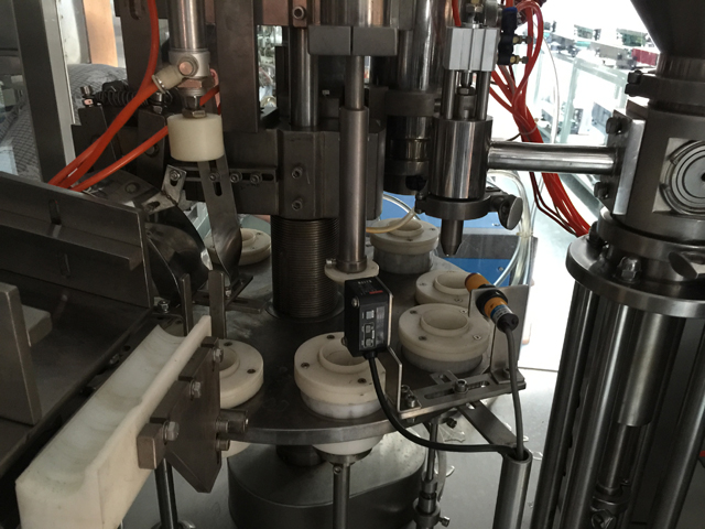 filling sealing machine เครื่องจักรปิด-เติมท่ออัตโนมัติ.jpg