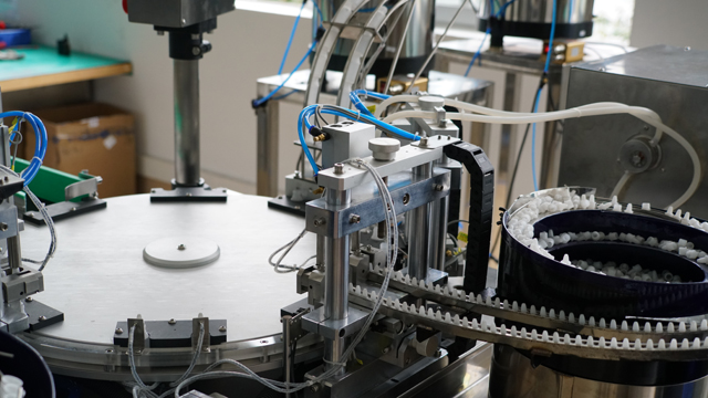 การบรรจุน้ำยาบุหรี่ไฟฟ้าลงในขวดพลาสติกแบบ ROTARY jpg