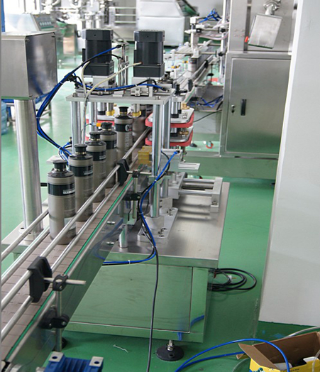 automatic capping machine with manual caps feeder system เครื่องปิดฝาอัตโนมัติพร้อมการป้อนฝาด้วยมือ.jpg