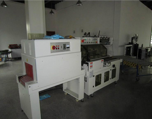 L type sealing shrinkage packing machine เครื่องพันฟิล์มหดแบบซีล L.jpg
