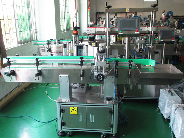 labeling machine with positioning system อุปกรณ์ติดฉลากขวด PLC.jpg