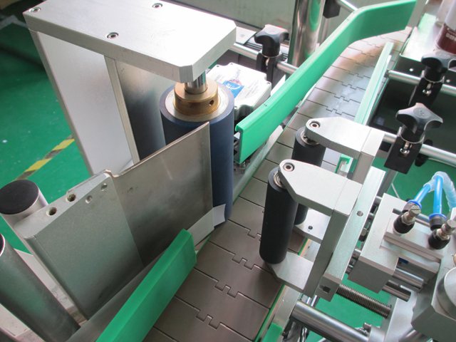 PLC controlling system bottle labeling machine อุปกรณ์ติดฉลากขวด PLC2.jpg