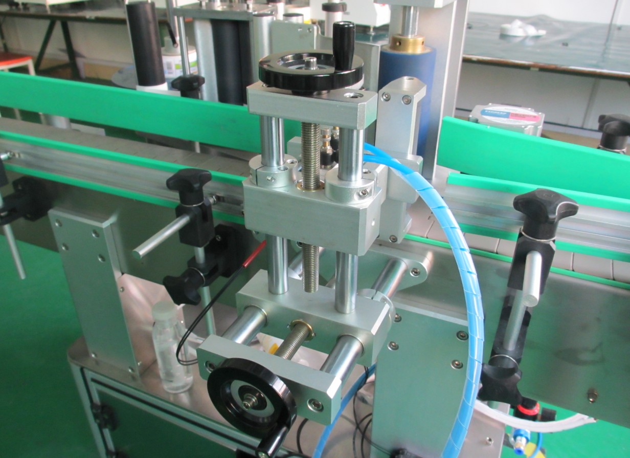 round bottles labeling machinery automatic เครื่องติดฉลากขวดกลมแบบมีสัญลักษณ์ (10).JPG