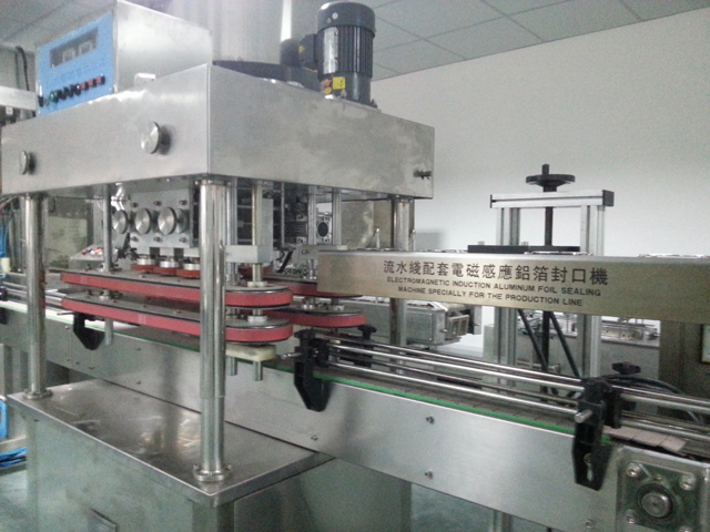 capping machine automatic high speed เครื่องจักรปิดฝาความเร็วสูง.jpg