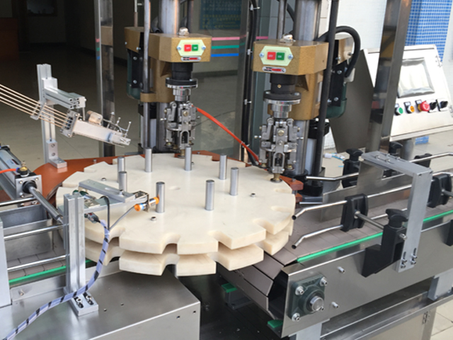 capping head เครื่องปิดฝาแบบเกลียวสองหัว.jpg