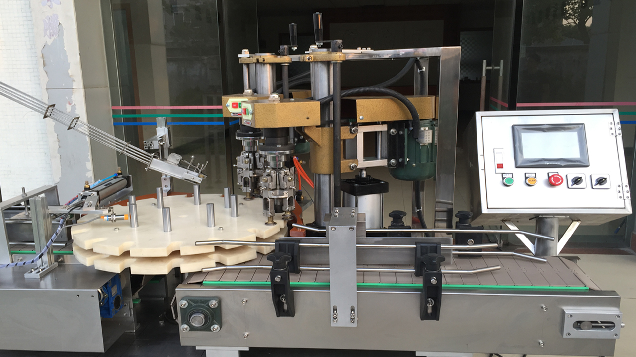 double heads screw capping machine เครื่องปิดฝาแบบเกลียวสองหัว.jpg