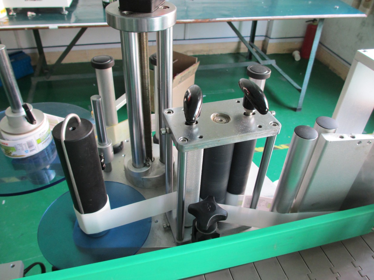 round bottle labeler Flaschen Etikettiermaschine ฉลากกระป๋องกลม ETIKETTIERMASCHINE.jpg
