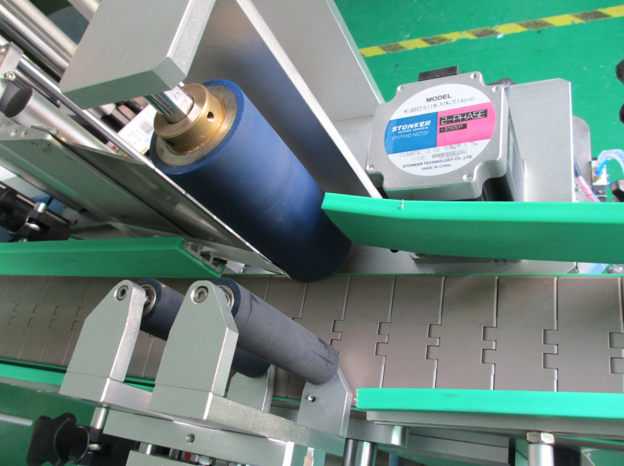 PLC controlling system bottle labeling machine อุปกรณ์ติดฉลากขวด PLC2.jpg