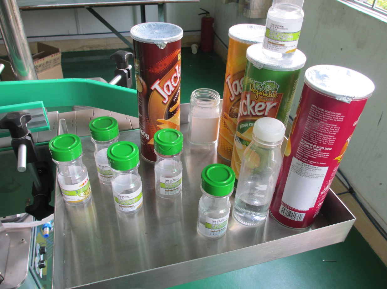 automatic vertical round bottle labeling equipment ฉลากกระป๋องกลม ETIKETTIERMASCHINE.jpg