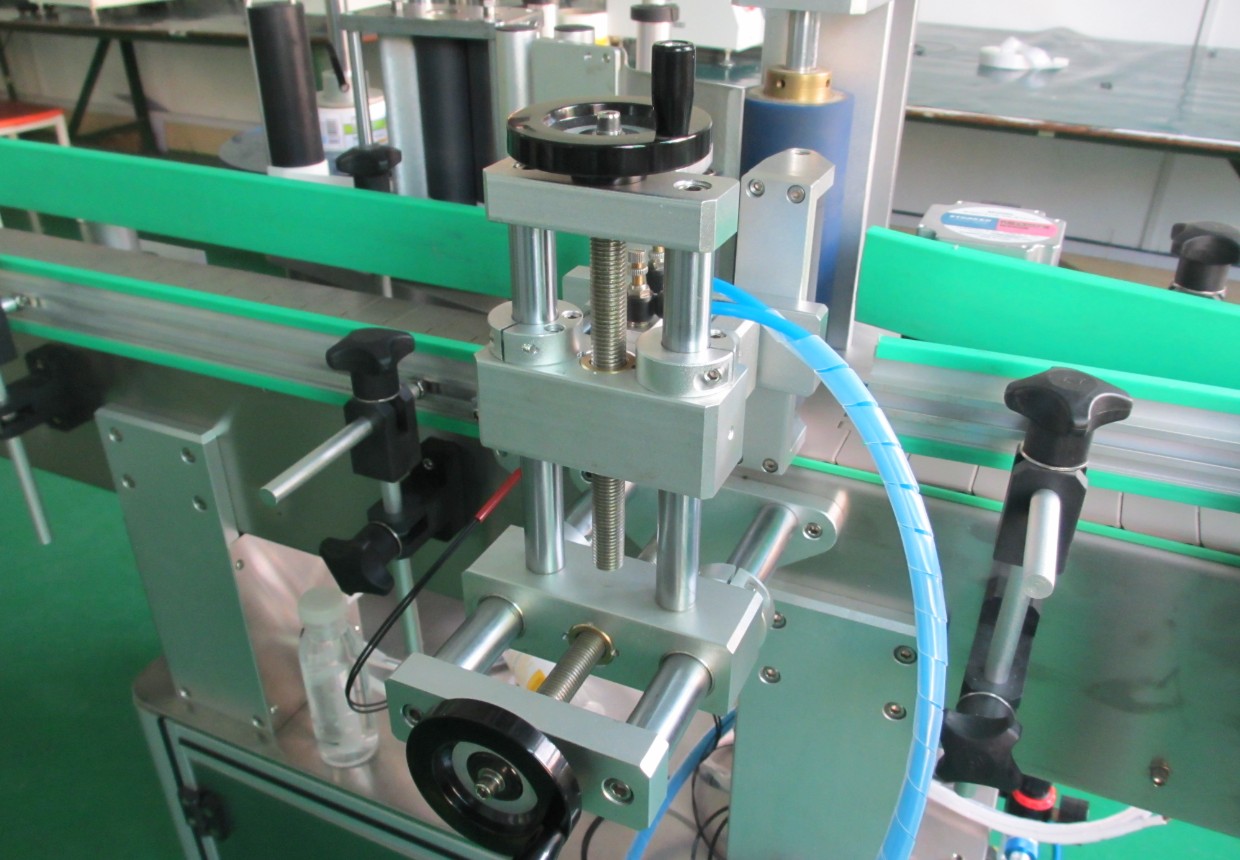 labeling machine with positioning system อุปกรณ์ติดฉลากขวด PLC.jpg