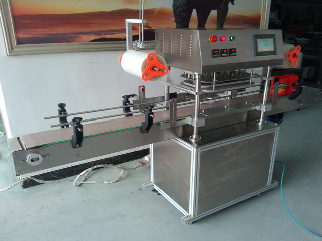 side pictures for automatic jars sealing machine เครื่องซีลกำลังทำงาน.jpg