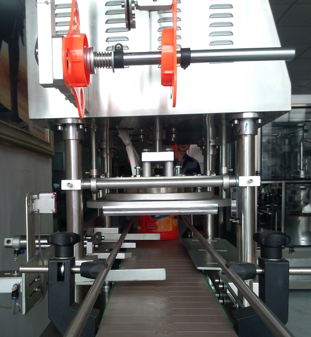 conveyor belt for jars sealing machine ลูกกลิ้งสำหรับการโหลดฟิล์ม.jpg