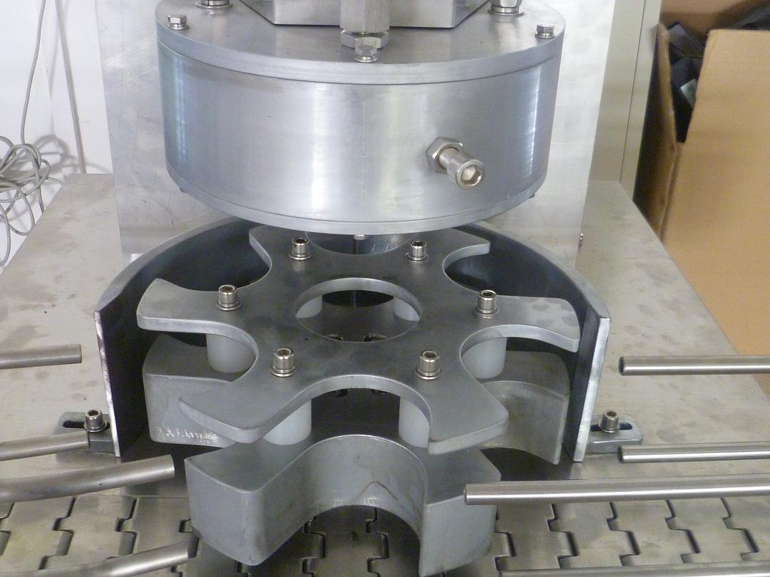 rotary vacuum capper machinery เครื่องปิดฝาสูญญากาศ หัวหมุน.JPG