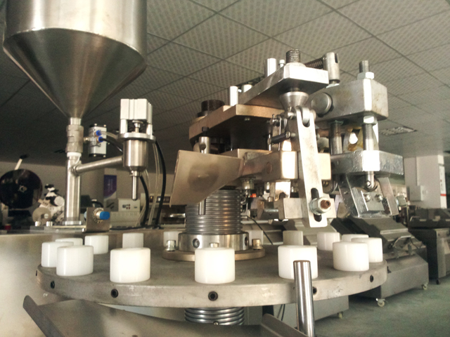 metal tubes filling folding machine เครื่องบรรจุและปิดผนึกหลอดในสต็อก.jpg