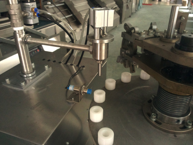 filling nozzles for aluminum tubes filling process การปิดผนึกการบรรจุสำหรับท่อโลหะ.jpg