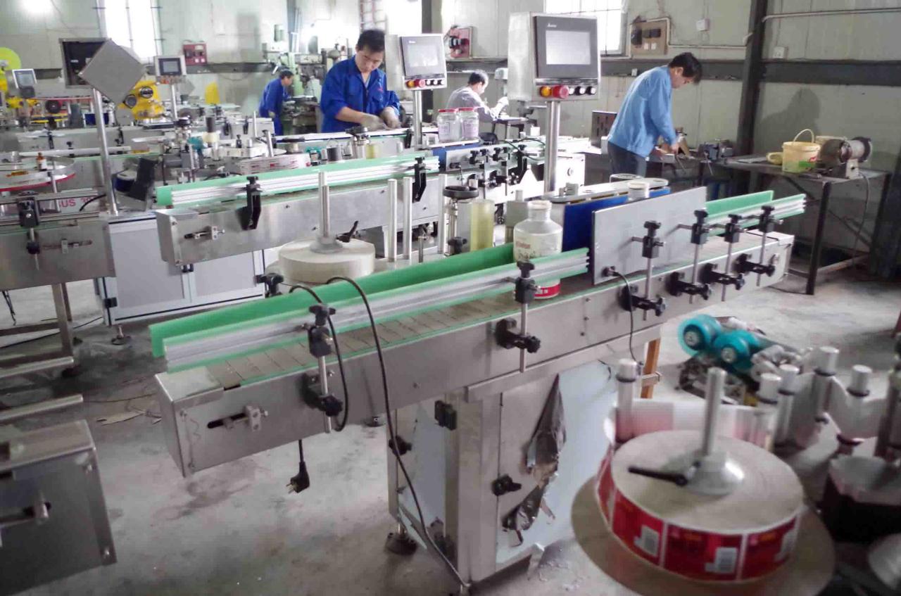 automatic labeling machine for bottles โรงงานติดฉลากขวดเพื่อการผลิต.jpg