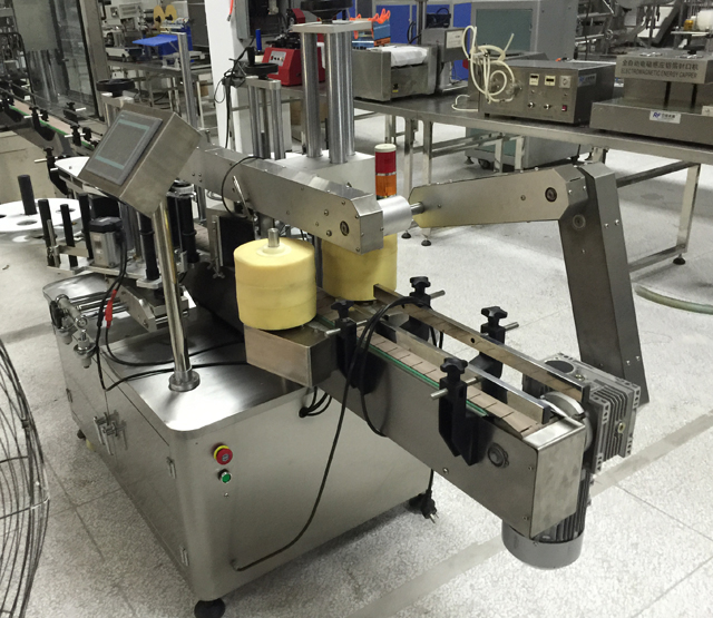 double side bottle labeling equipment อุปกรณ์ติดฉลากขวดสองชั้น.jpg