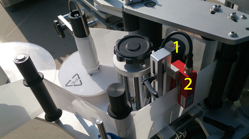 labeling machine for E liquid small bottles การติดฉลากสำหรับของเหลว E รูปภาพปิด jpg