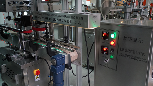 aluminum induction foil sealing machine เครื่องซีลอัตโนมัติ.jpg