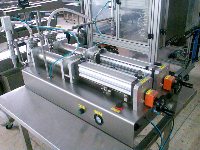 double heads liquid filling machine เครื่องบรรจุ 2 หัว สำหรับผงซักฟอก.jpg
