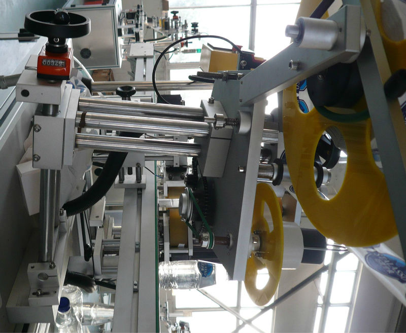 เครื่องติดฉลากกาวสองหน้าแบบขึ้นลง