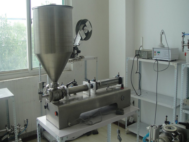 Full pneumatic liquid&paste filling machine 50-1000ML เครื่องบรรจุหัวเดียวพร้อมถังบรรจุ.jpg