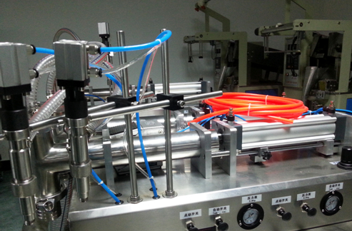liquid filling machinery semi automatic เครื่องบรรจุของเหลวแนวนอนแบบใช้ลมล้วน.jpg