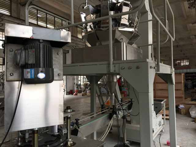 เครื่องปิดและบรรจุกระป๋อง ภาพระยะใกล้ jpg