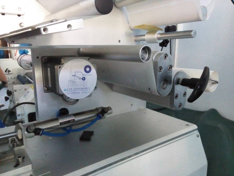 close shot for labeling machines เครื่องติดฉลากแบบม้วนกึ่งอัตโนมัติ
