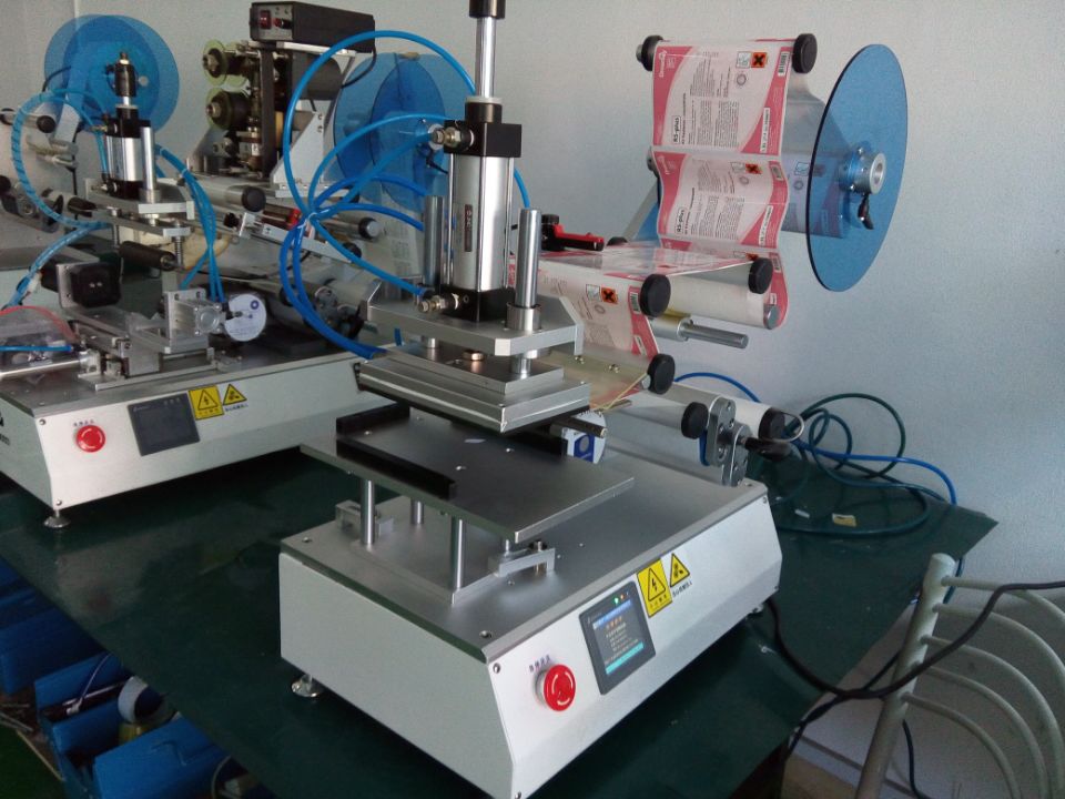 labeling machines เครื่องจักรติดฉลากถุงที่ปรับแต่งสำหรับ Jacob.jpg