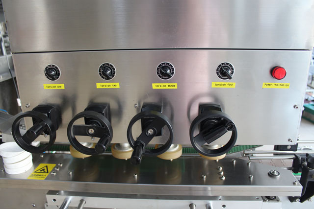 เครื่องปิดฝาแบบเกลียวความเร็วสูง