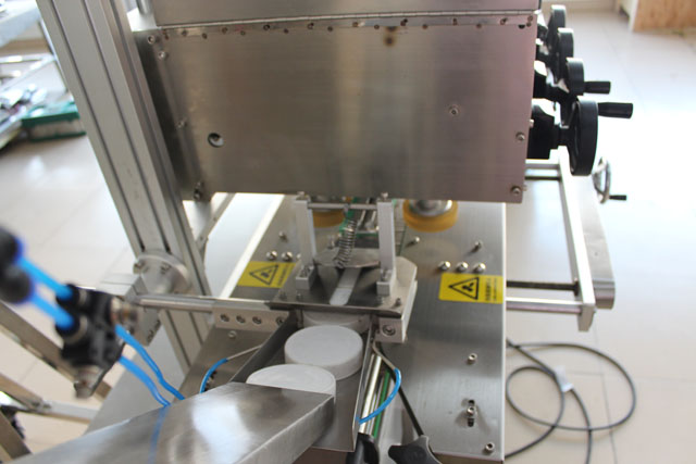 เครื่องปิดฝาแบบมีลิฟท์ (1).JPG