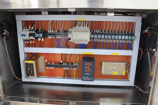 horizontal small bottles labeling machine picture ภาพจริงของเครื่องติดฉลากแนวนอน jpg