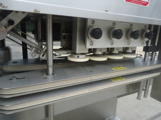 high speed linear screw capping machines เครื่องปิดฝาเกลียวความเร็วสูง.jpg