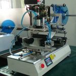 เครื่องติดฉลากขวดกลมแบนแบบใช้ลมพร้อมเครื่องเข้ารหัส