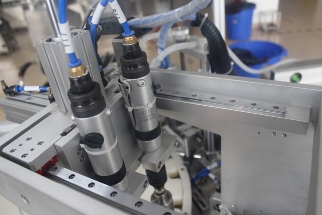 เซอร์โวมอเตอร์ควบคุมเครื่องปิดฝา 2 ชิ้น