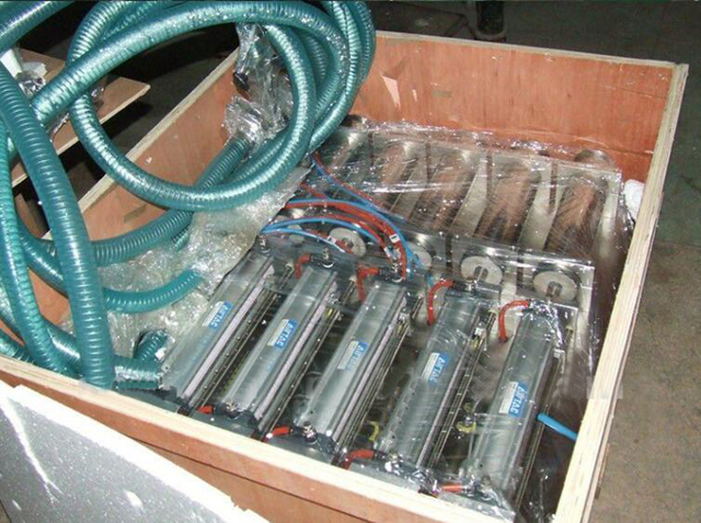 เครื่องบรรจุ 4 หัวในกล่องไม้.jpg