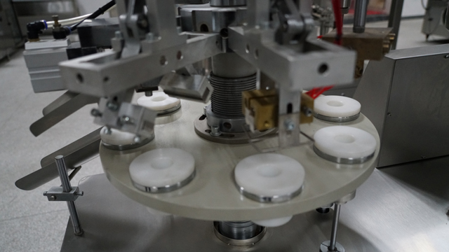 เครื่องปิดฝาท่อแบบกึ่งอัตโนมัติ