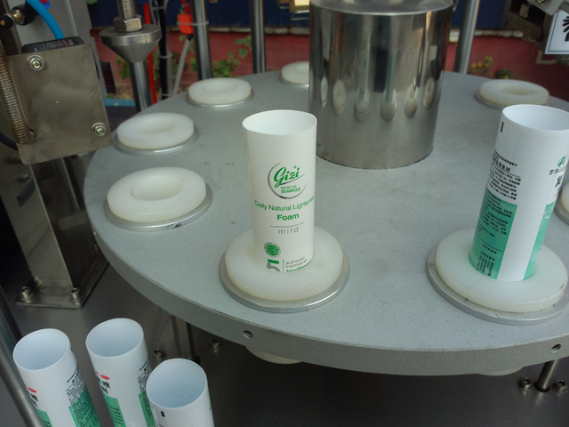 tubes for filling sealing เครื่องบรรจุหลอดสำหรับครีม.jpg