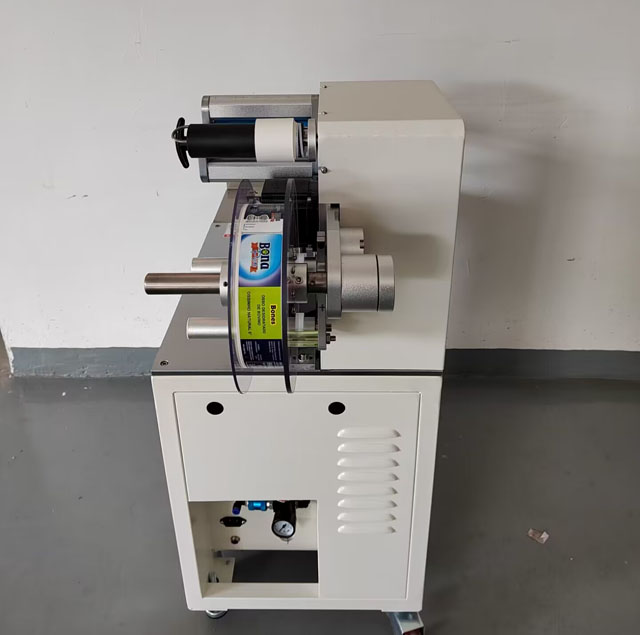 เครื่องติดฉลากบรรจุภัณฑ์อาหารสุนัข (4).jpg