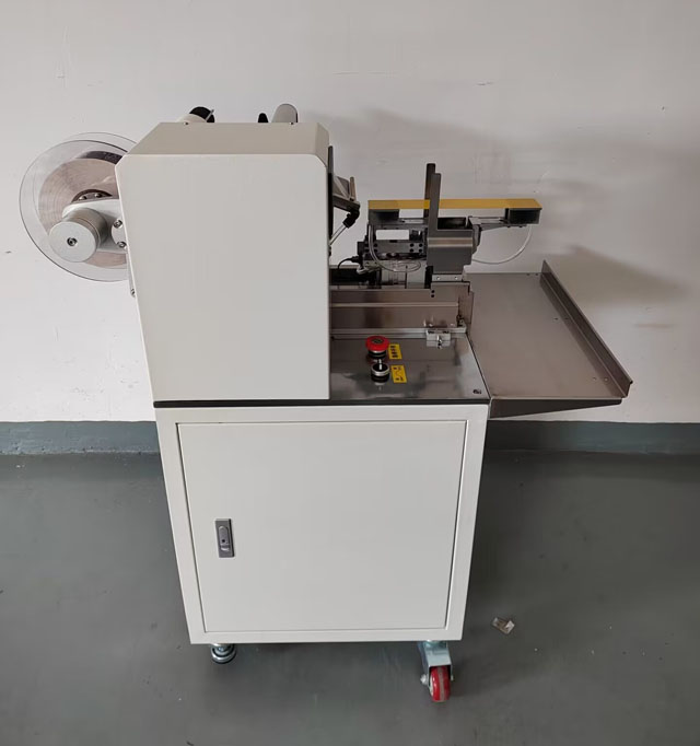 เครื่องติดฉลากบรรจุอาหารสุนัข (5).jpg