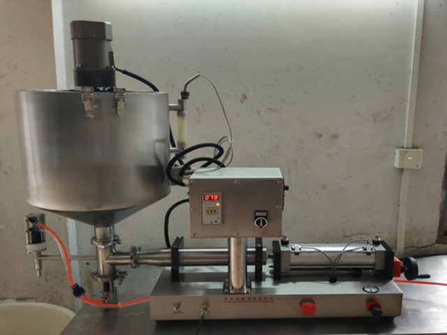 horizontal liquid filling machines เครื่องจักรผสมแนวนอน.jpg