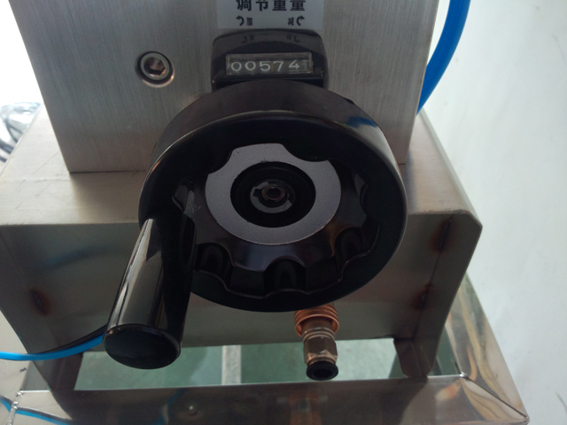 liquid filling machine semi automatic อุปกรณ์บรรจุแชมพู.jpg