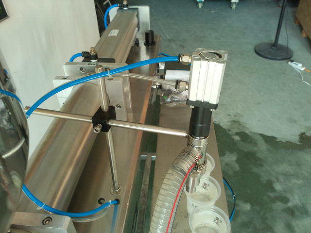 liquid filling machine for lotion shampoo cream อุปกรณ์บรรจุแชมพู.jpg