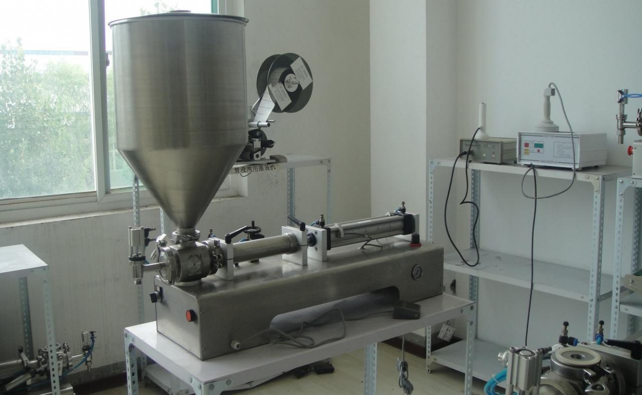 liquid paste filling machine with vertical hopper เครื่องบรรจุหัวเดียวพร้อมถังบรรจุ.jpg
