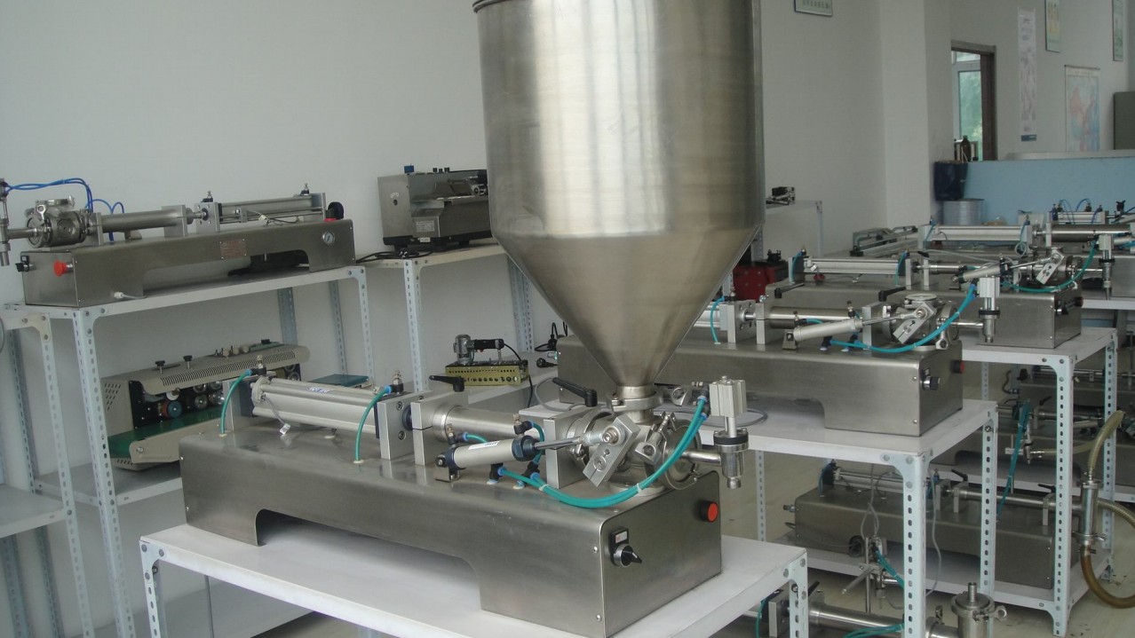 liquid cream lotion filling equipment pneumatic เครื่องบรรจุครีมและของเหลว.jpg