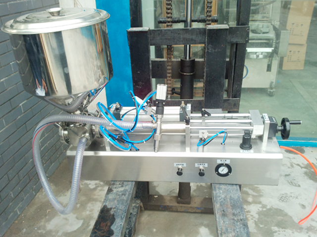 portable filling machine with handheld filling head เครื่องจักรบรรจุอุปกรณ์กึ่งอัตโนมัติ.jpg